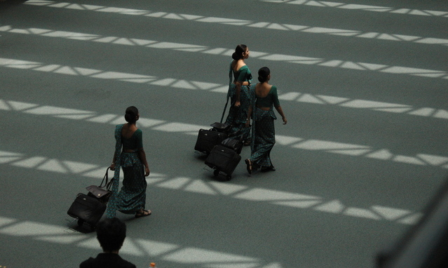 Osoby kráčajú z letiska, letisko, batožina